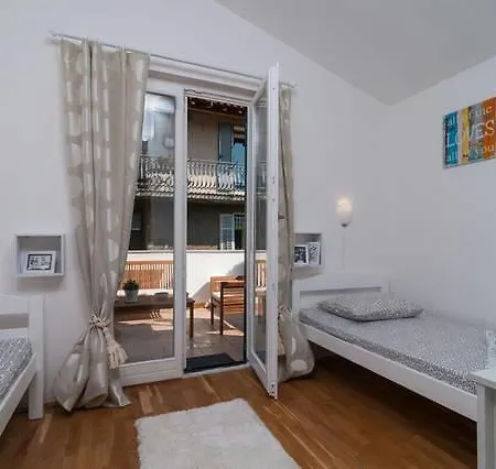 New Sunny House In Old Town Apartment