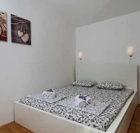 New Sunny House In Old Town *